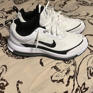 Size 11 w 10 m white and black air max
